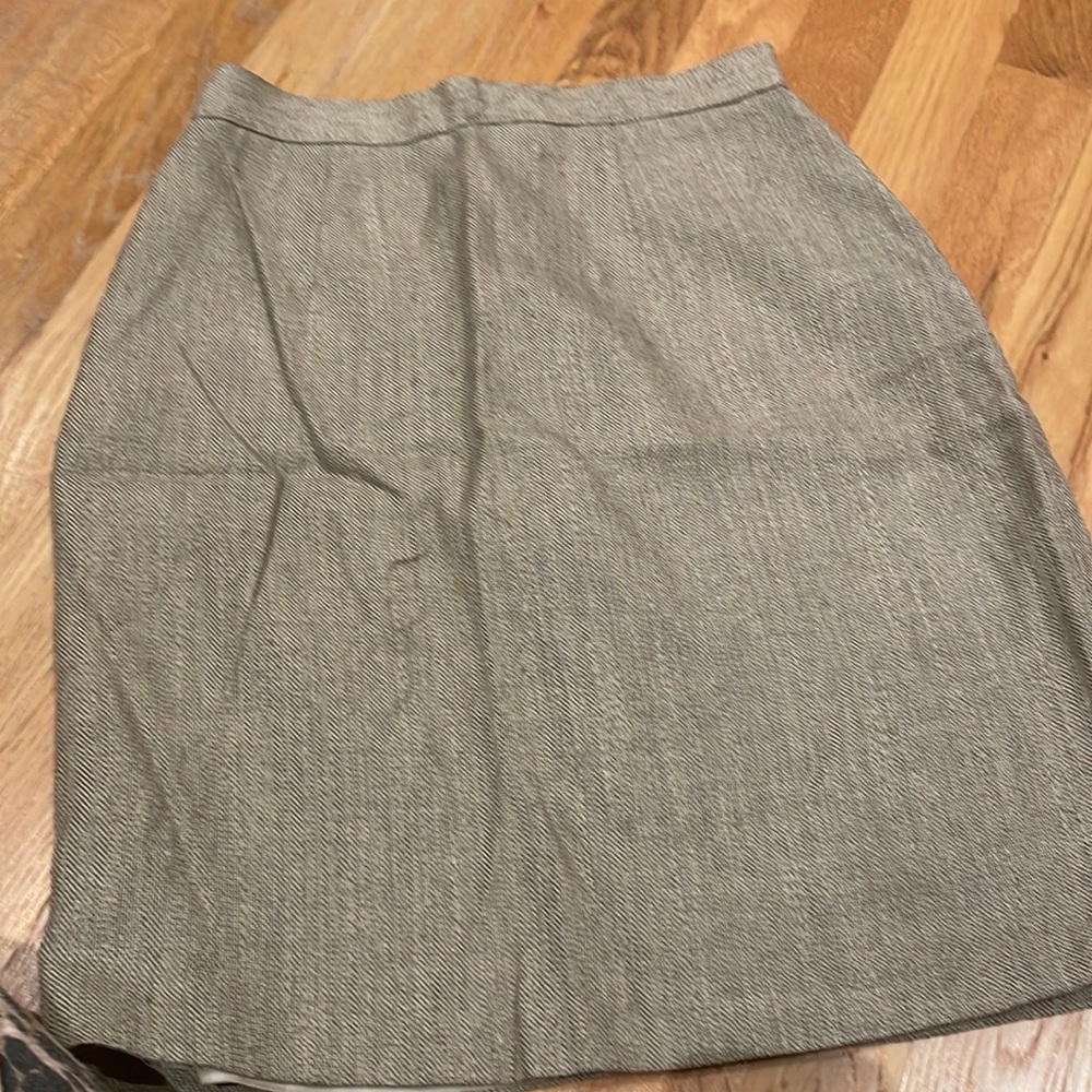 Via Milano zipper and button closure skirt